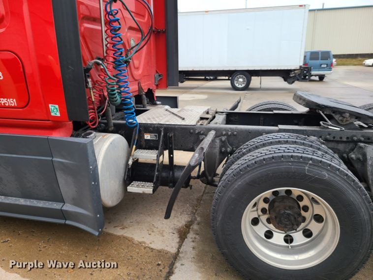 image for item GY9654 2014 Freightliner Cascadia  semi truck