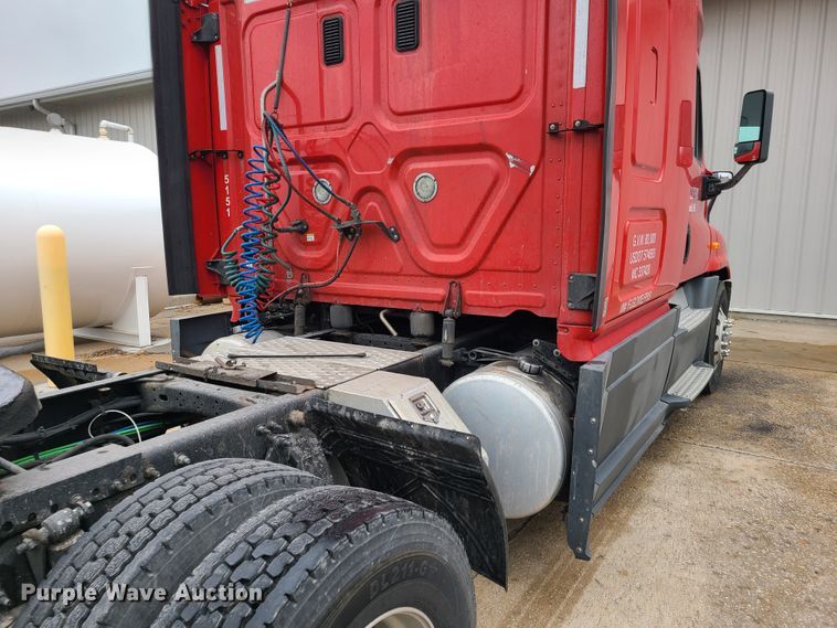 image for item GY9654 2014 Freightliner Cascadia  semi truck