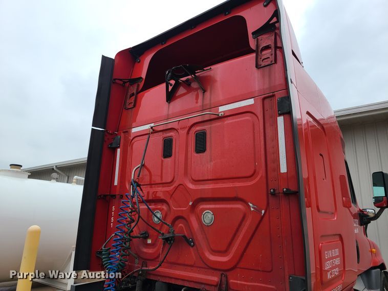 image for item GY9654 2014 Freightliner Cascadia  semi truck