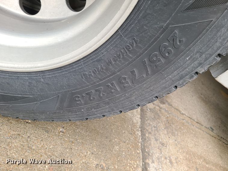 image for item GY9654 2014 Freightliner Cascadia  semi truck