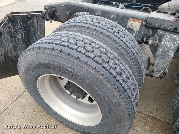 image for item GY9654 2014 Freightliner Cascadia  semi truck