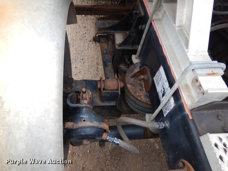 image for item HD9046 2000 Kenworth T800B  semi truck