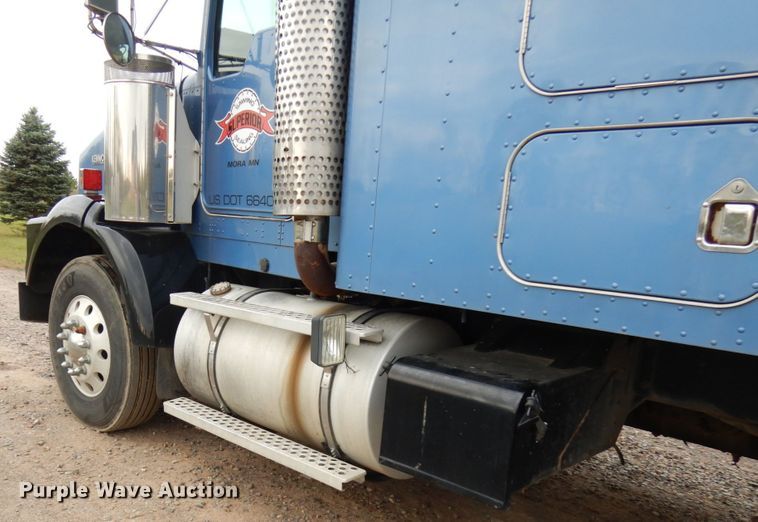 image for item HD9046 2000 Kenworth T800B  semi truck