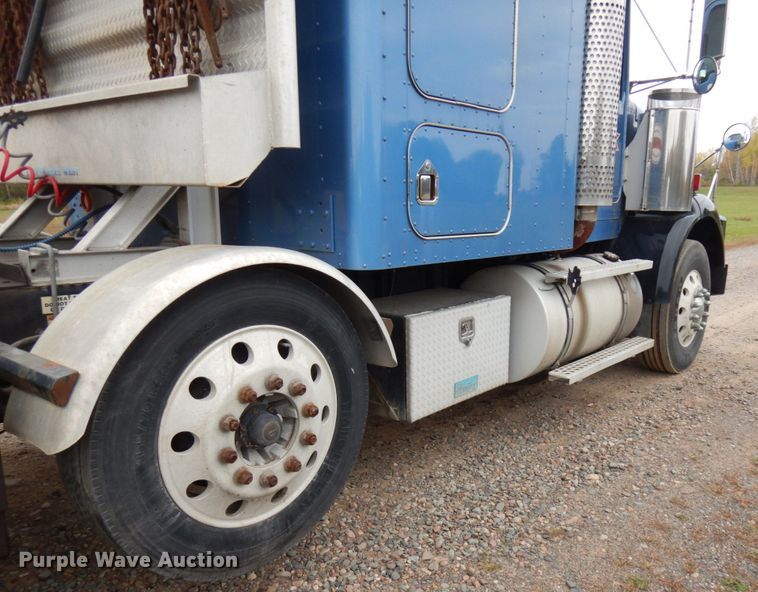 image for item HD9046 2000 Kenworth T800B  semi truck