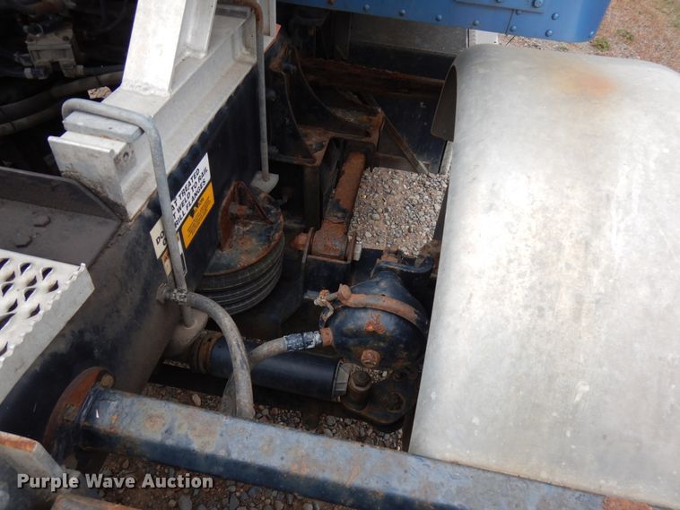 image for item HD9046 2000 Kenworth T800B  semi truck