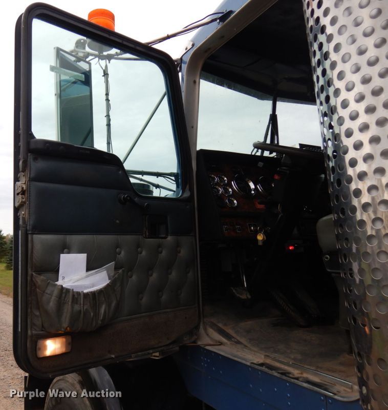 image for item HD9046 2000 Kenworth T800B  semi truck