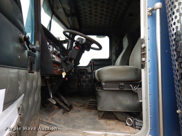 image for item HD9046 2000 Kenworth T800B  semi truck