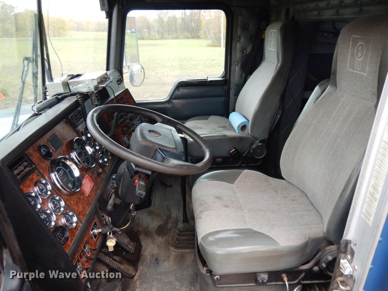 image for item HD9046 2000 Kenworth T800B  semi truck