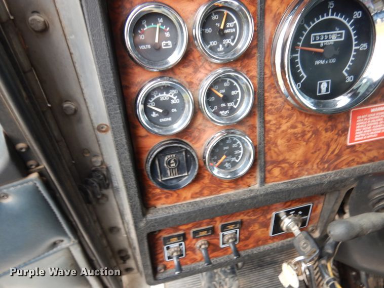 image for item HD9046 2000 Kenworth T800B  semi truck