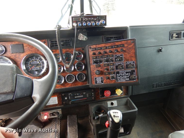 image for item HD9046 2000 Kenworth T800B  semi truck