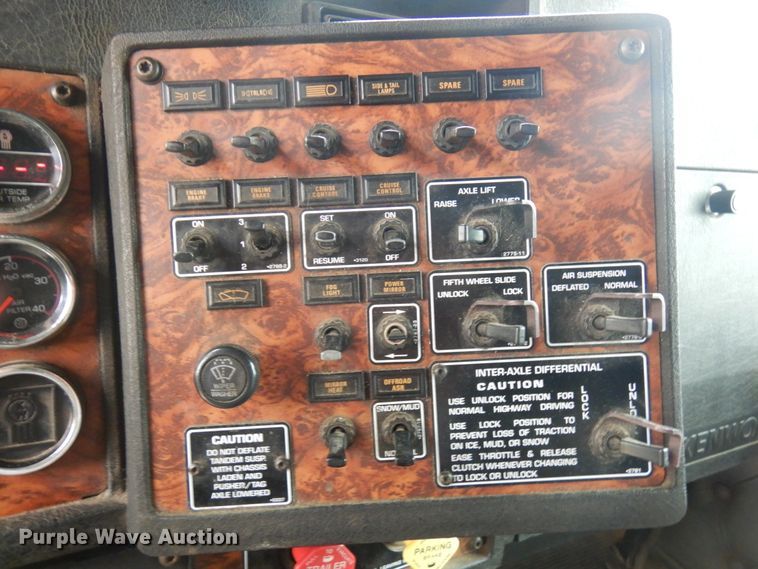 image for item HD9046 2000 Kenworth T800B  semi truck