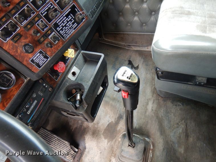 image for item HD9046 2000 Kenworth T800B  semi truck