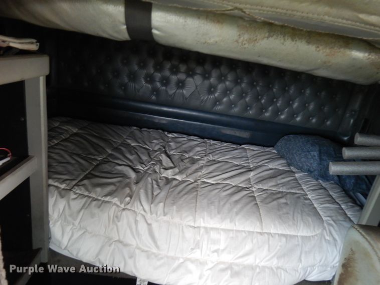 image for item HD9046 2000 Kenworth T800B  semi truck