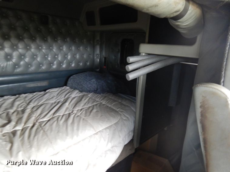 image for item HD9046 2000 Kenworth T800B  semi truck