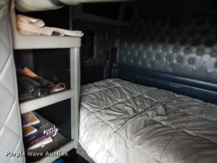 image for item HD9046 2000 Kenworth T800B  semi truck