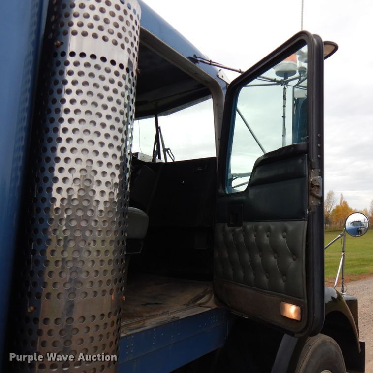 image for item HD9046 2000 Kenworth T800B  semi truck