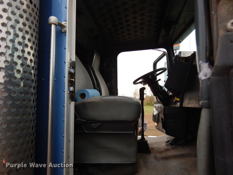 image for item HD9046 2000 Kenworth T800B  semi truck