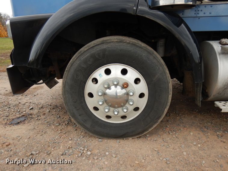 image for item HD9046 2000 Kenworth T800B  semi truck