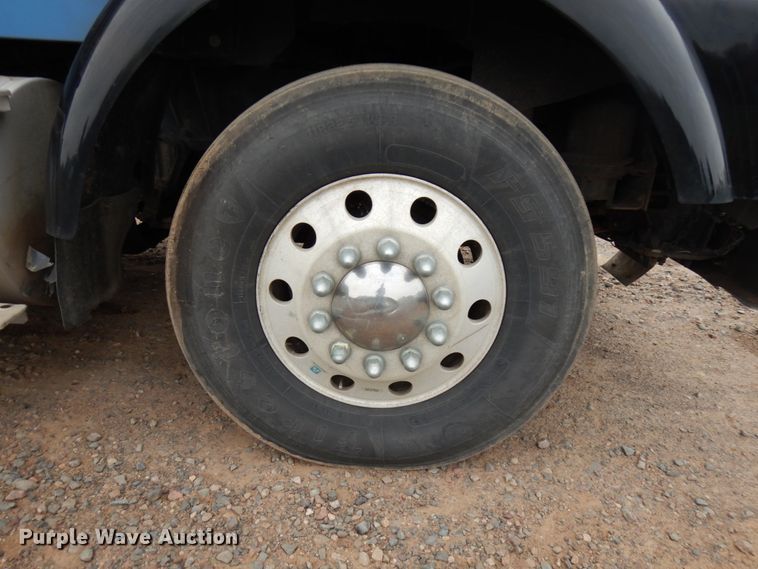 image for item HD9046 2000 Kenworth T800B  semi truck