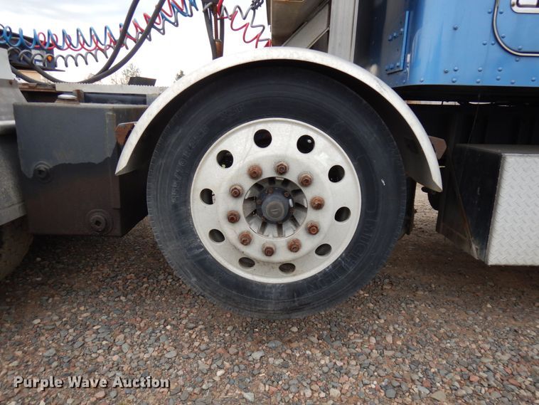 image for item HD9046 2000 Kenworth T800B  semi truck