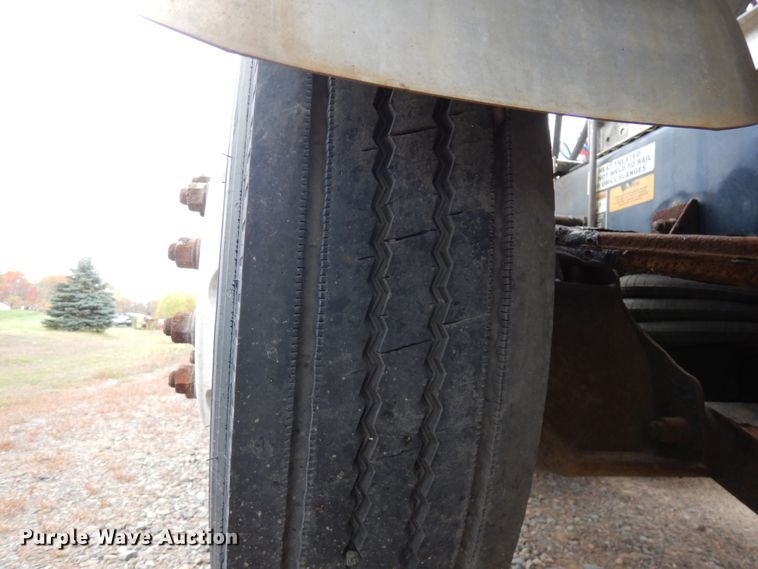 image for item HD9046 2000 Kenworth T800B  semi truck