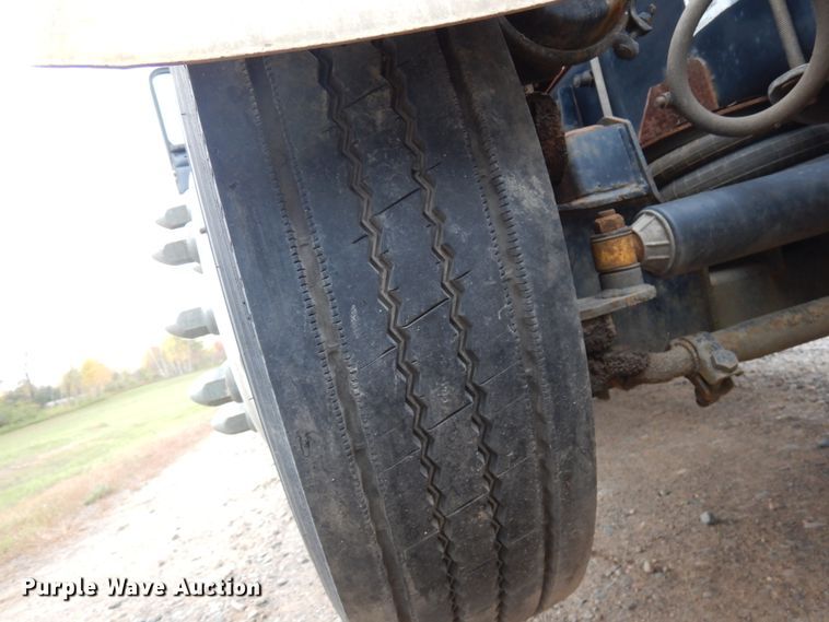 image for item HD9046 2000 Kenworth T800B  semi truck