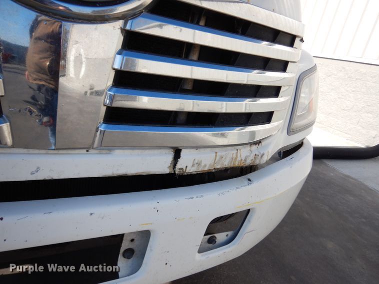 image for item HD9168 2007 Hino 268  truck cab and chassis