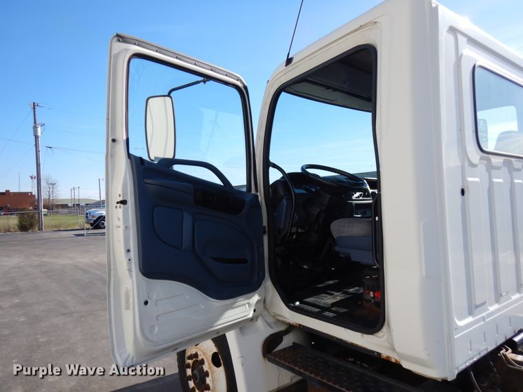 image for item HD9168 2007 Hino 268  truck cab and chassis