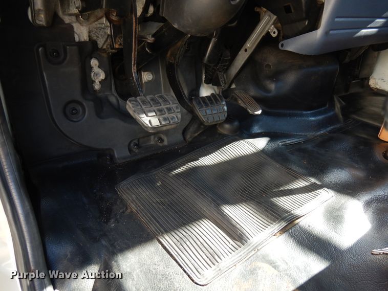 image for item HD9168 2007 Hino 268  truck cab and chassis