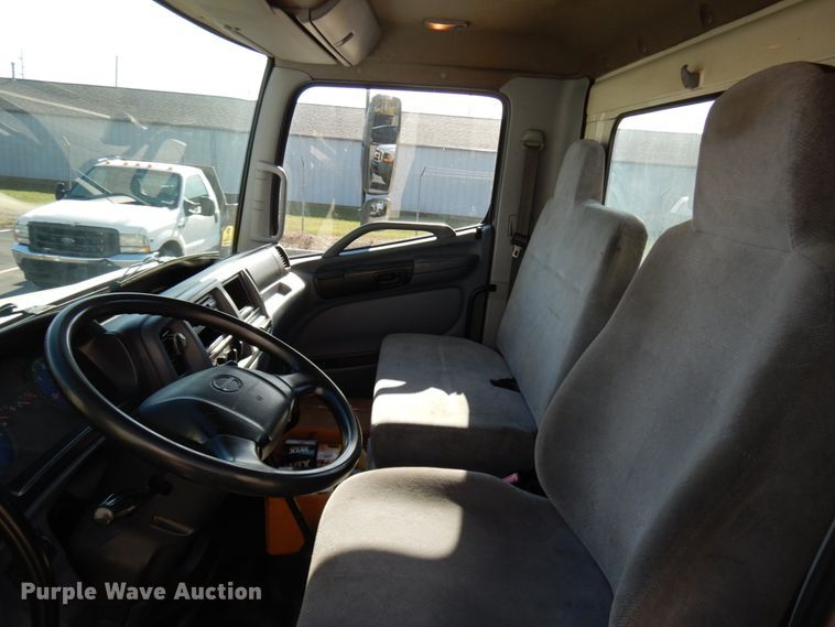 image for item HD9168 2007 Hino 268  truck cab and chassis