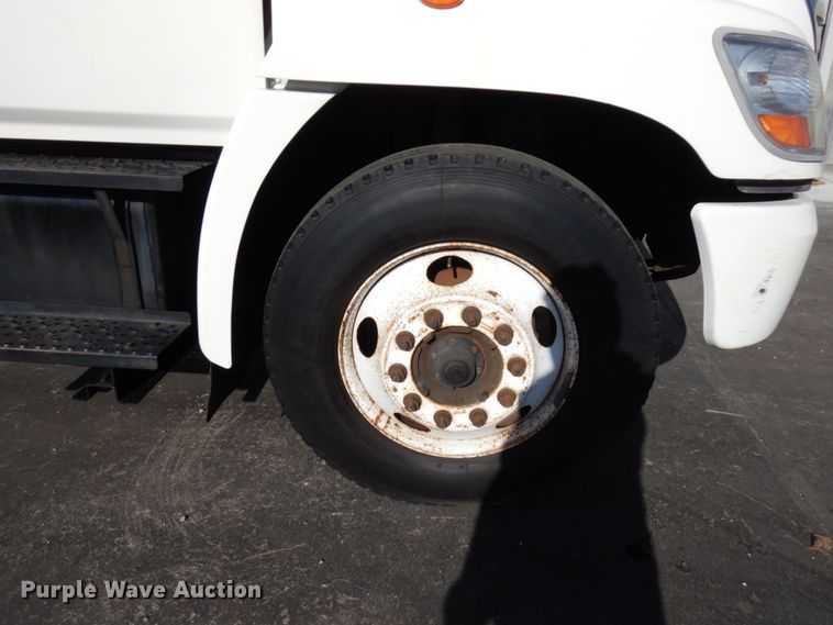 image for item HD9168 2007 Hino 268  truck cab and chassis