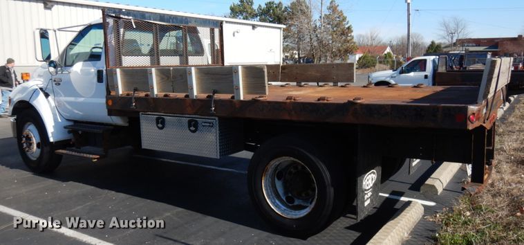 image for item HD9172 2005 Ford F650 Super Duty  flatbed truck