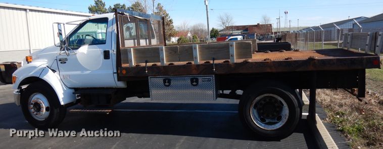 image for item HD9172 2005 Ford F650 Super Duty  flatbed truck