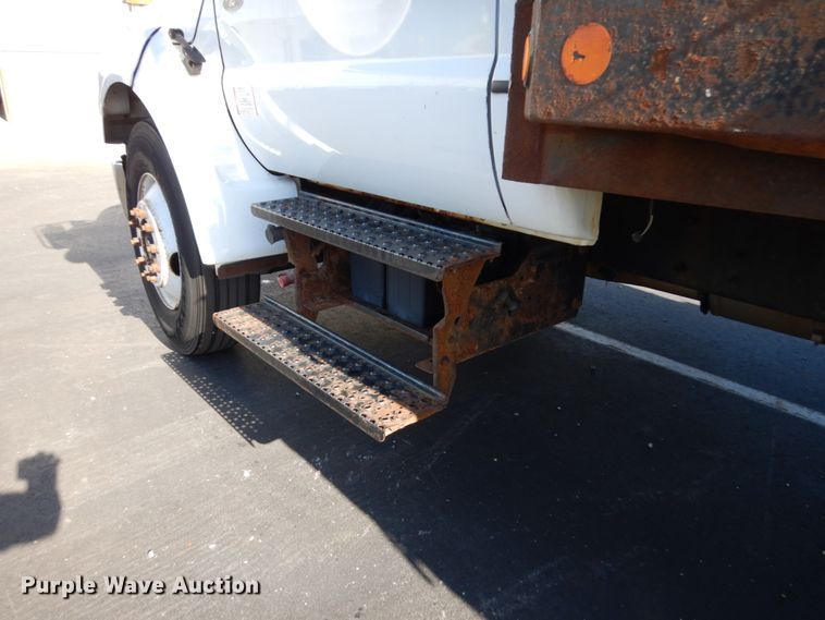 image for item HD9172 2005 Ford F650 Super Duty  flatbed truck