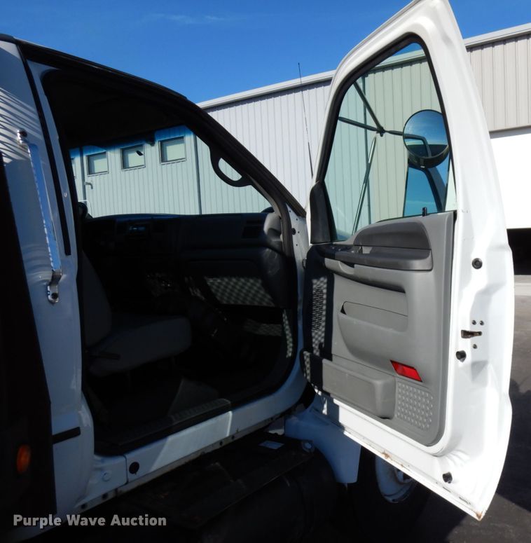 image for item HD9172 2005 Ford F650 Super Duty  flatbed truck