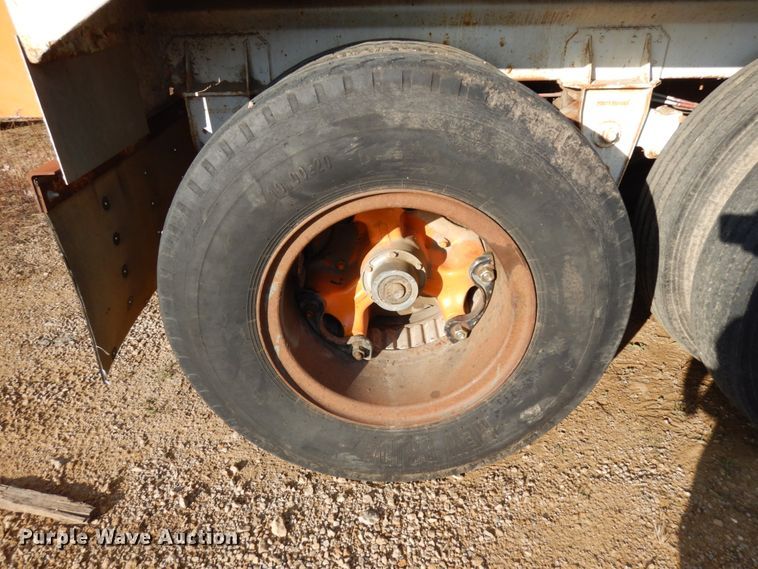 image for item HD9182 1988 Flowboy live bottom trailer