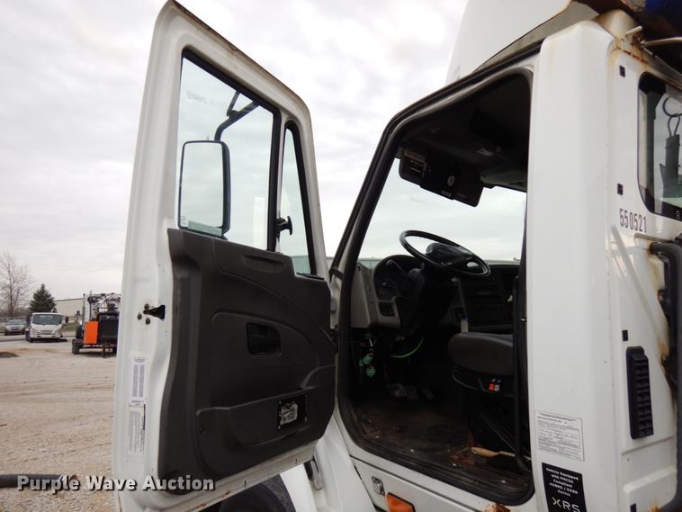 image for item HD9230 2008 International 8600  semi truck