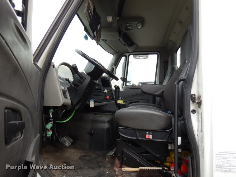 image for item HD9230 2008 International 8600  semi truck