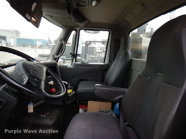 image for item HD9230 2008 International 8600  semi truck