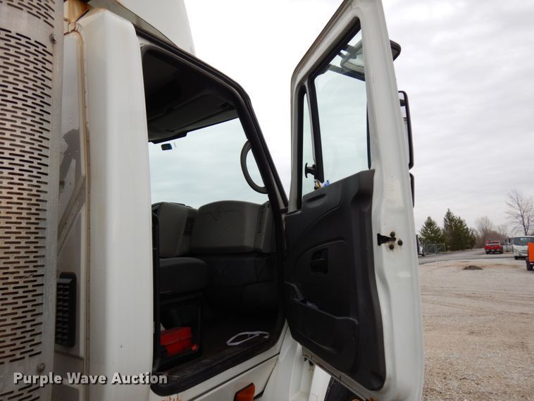 image for item HD9230 2008 International 8600  semi truck