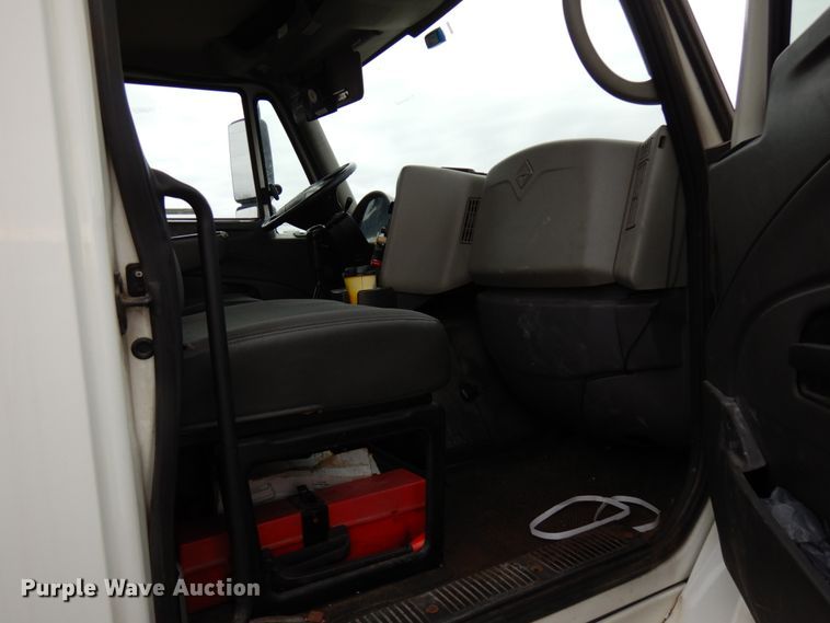 image for item HD9230 2008 International 8600  semi truck