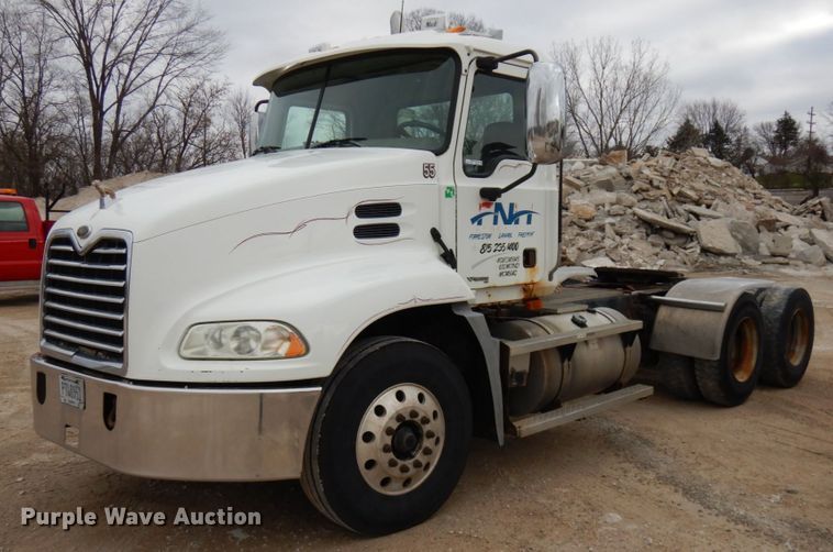 image for item HD9240 2005 Mack CX613  semi truck