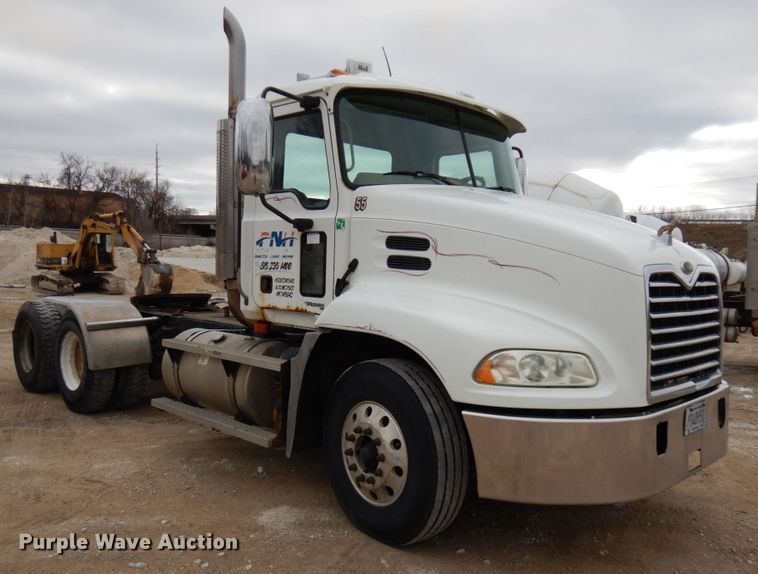 image for item HD9240 2005 Mack CX613  semi truck