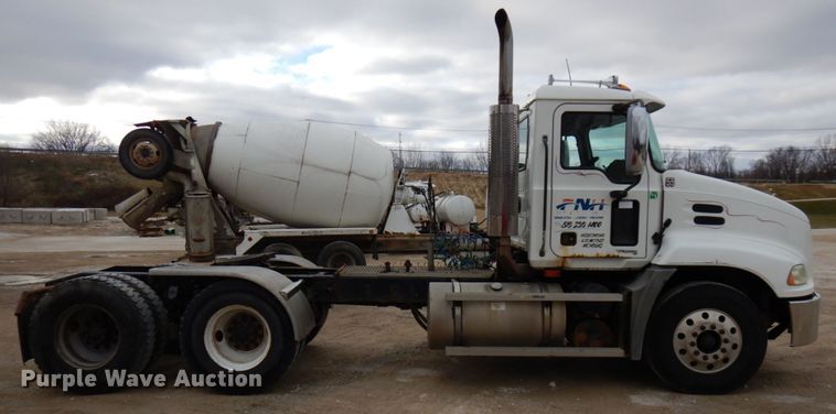 image for item HD9240 2005 Mack CX613  semi truck