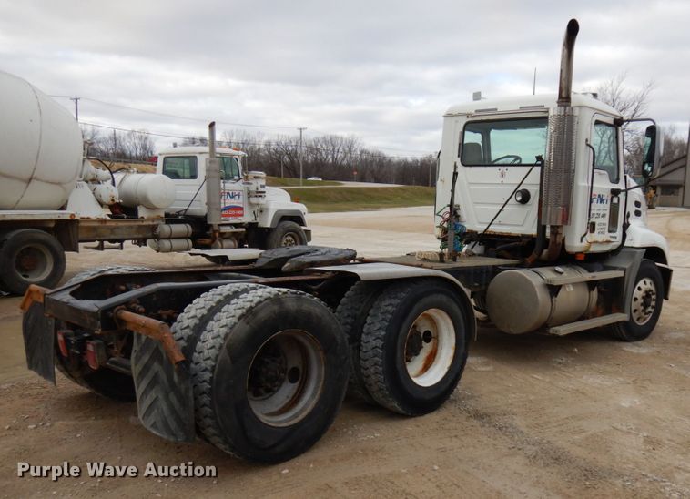 image for item HD9240 2005 Mack CX613  semi truck