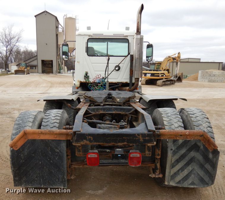 image for item HD9240 2005 Mack CX613  semi truck