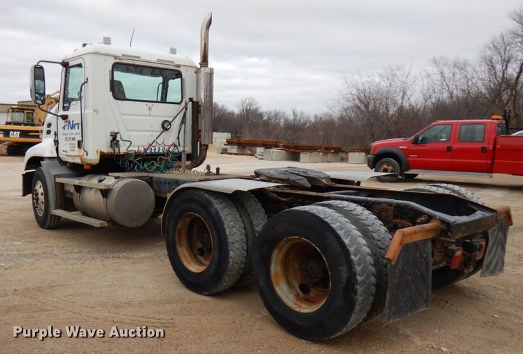 image for item HD9240 2005 Mack CX613  semi truck