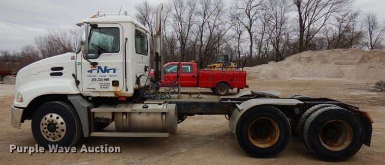 image for item HD9240 2005 Mack CX613  semi truck