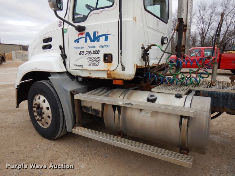 image for item HD9240 2005 Mack CX613  semi truck