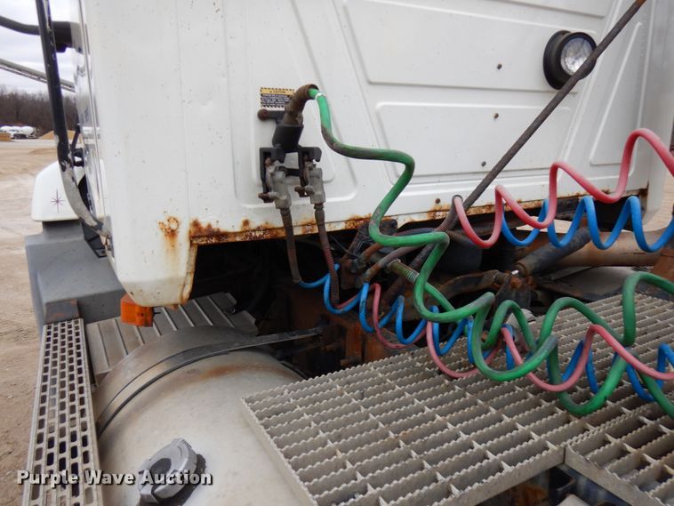 image for item HD9240 2005 Mack CX613  semi truck